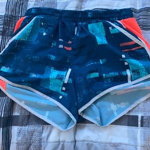 I’m selling under armer shorts with mild uses!! 💕